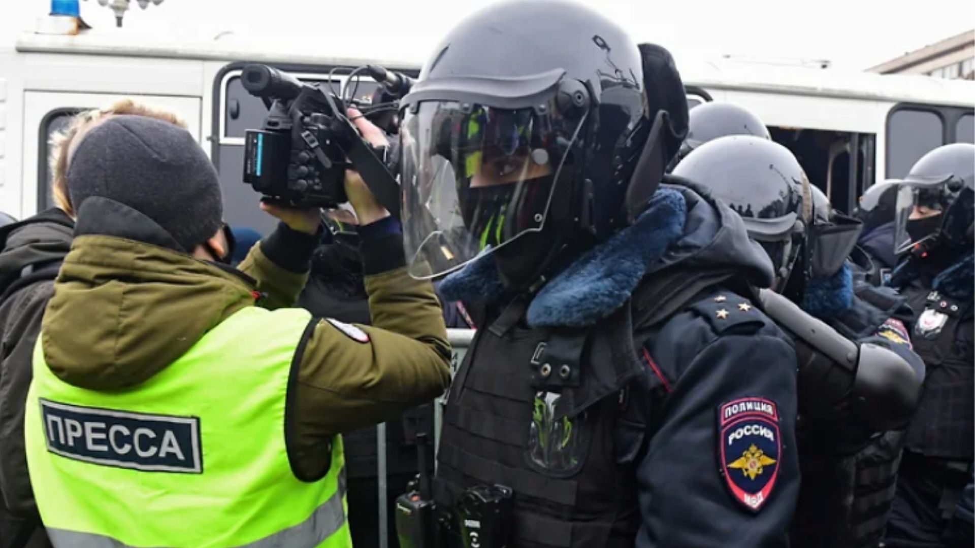 журналист освещает. видеосъемка в суде. журналистка фото. журналист освещает. сми в суде.