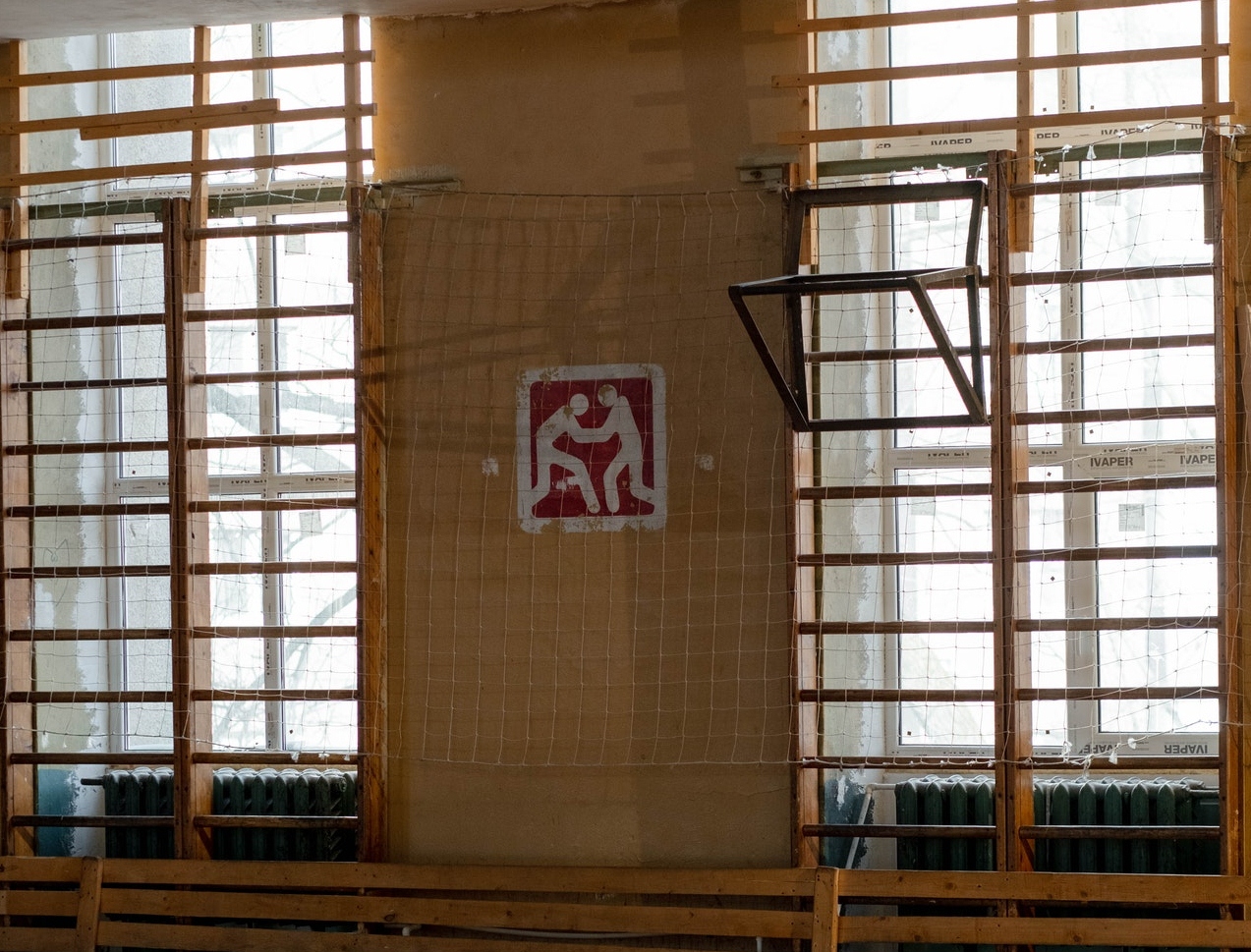 Методист спортшколы. Школа суд. Встал в школе.